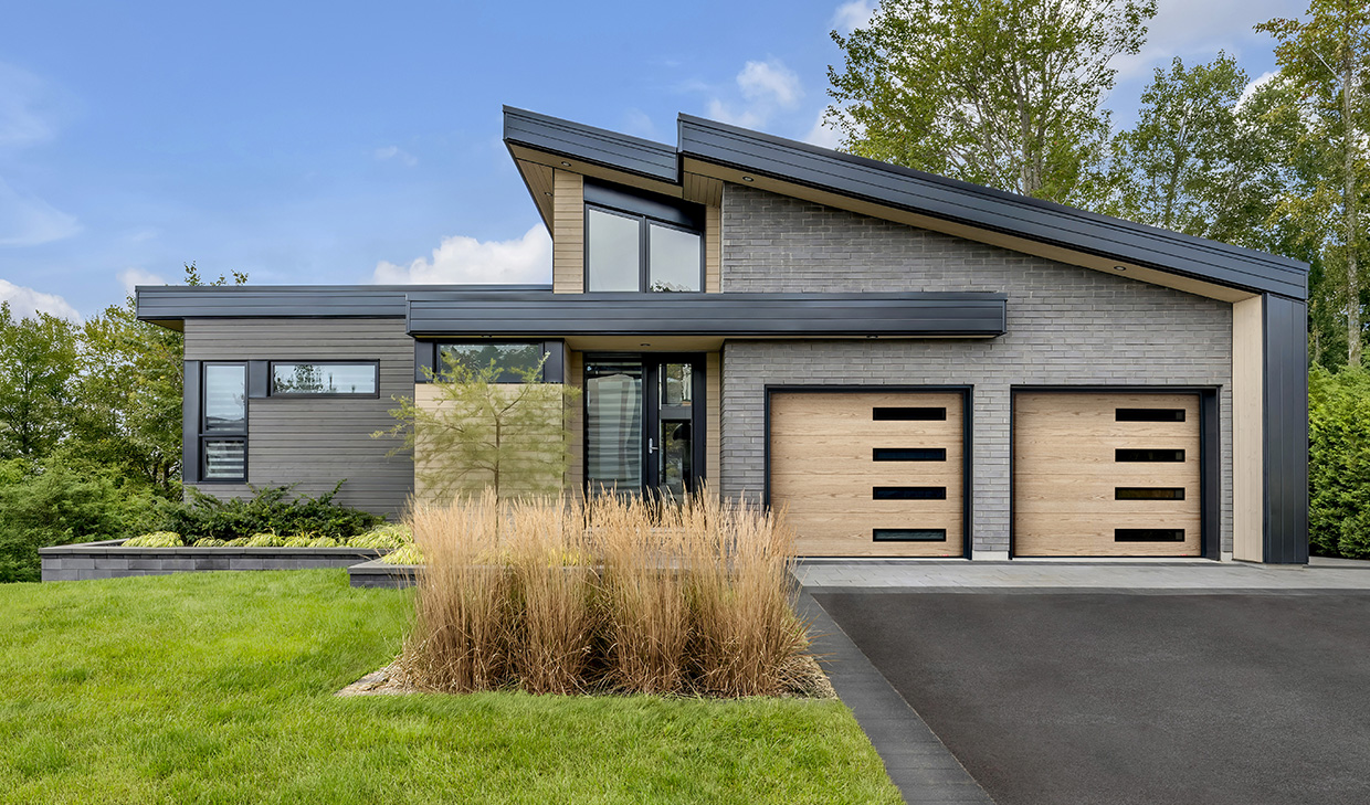 Flush, 9’ x 7’, Natural Oak HD Wood Tone, Window layout: Right-side Harmony, Slim Windows with Tinted glass